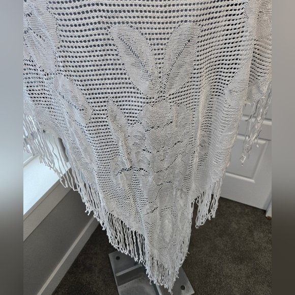BOHO WHITE CROCHET STYLE TRIANGLE SHAWL WRAP FLORAL FLOWERS FRINGE EDGE WOMEN OS - Picture 5 of 11